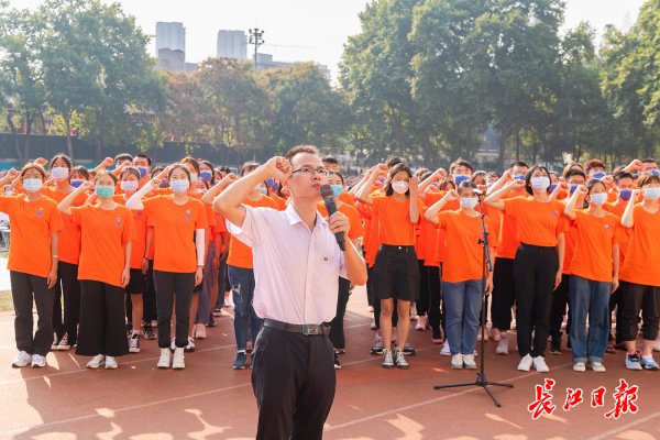 开学典礼|“做有责任担当的好老师”，“稻田中学”教师带领华中师范大学新生宣誓