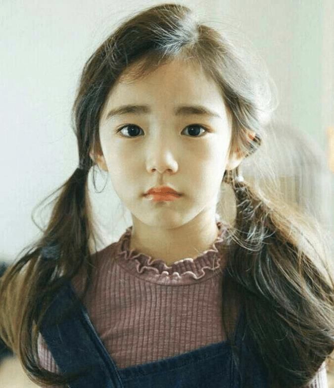 化妆品|韩国童模6岁开始化妆,12岁骨骼停止发育,妈妈的无知毁了孩子