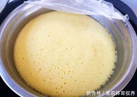 别再用电饭煲做蛋糕了,试试不锈钢盆蒸蛋糕,不分蛋,成功率更高