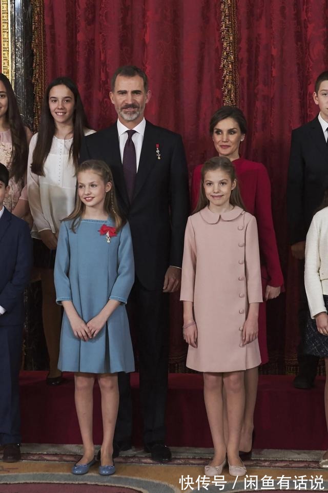 百搭|西班牙小公主个子猛窜,比姐姐还高了不少,同行时穿平底鞋好贴心