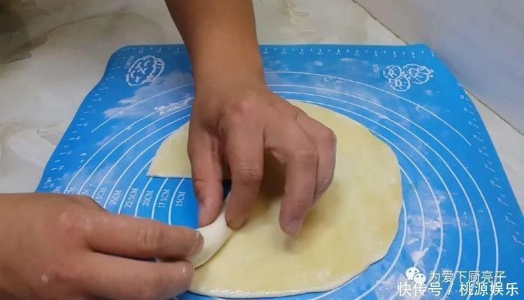 烙饼这么做太香了,开水一烫,张张柔软又劲道,学会天天不起早