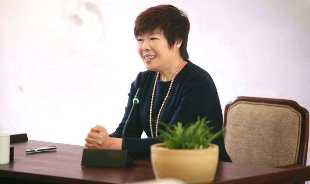 陈丹青评价于丹是个“神父”,于丹和易中天真是二三流学者吗