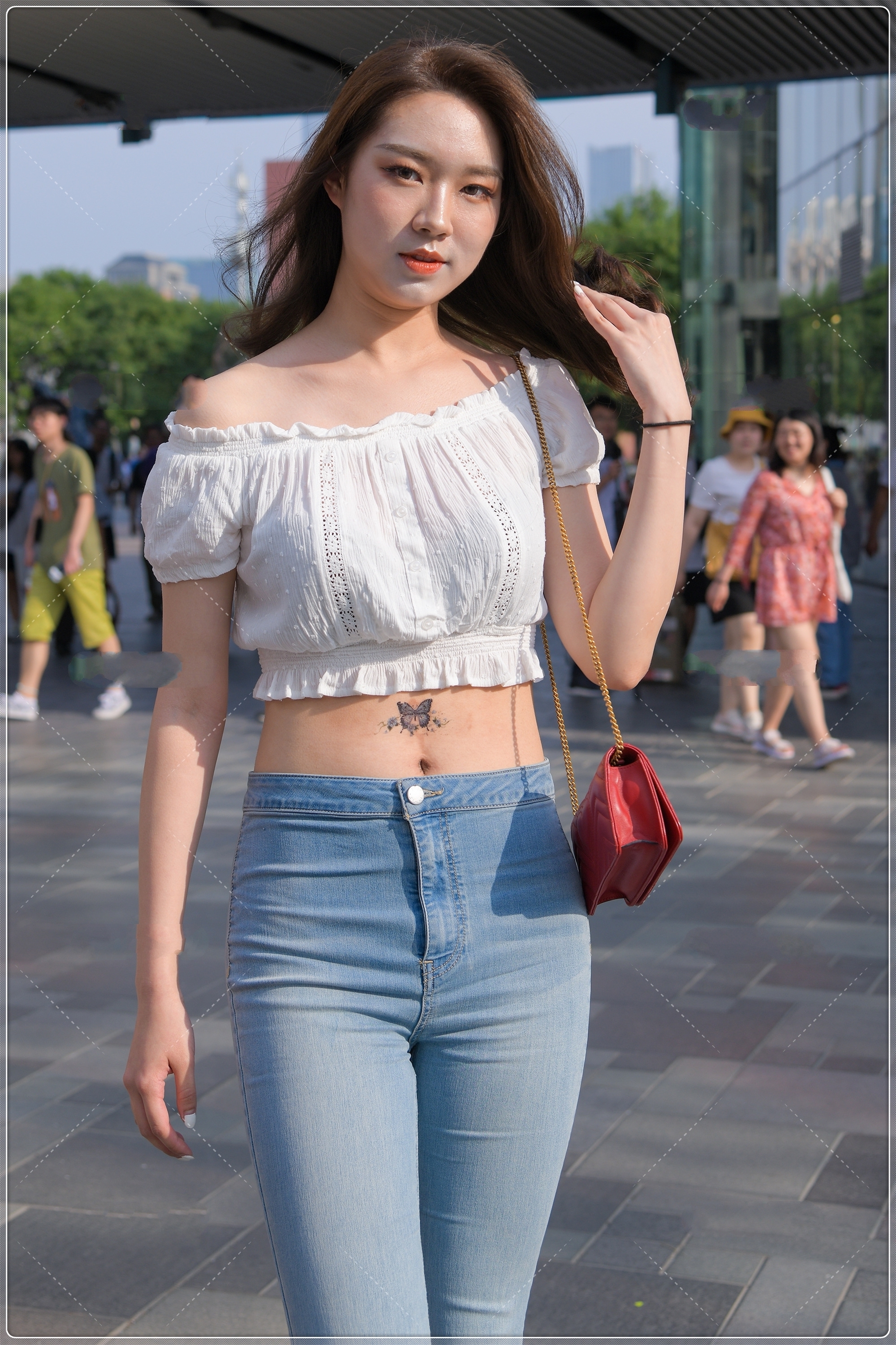 独特|一字肩露脐装搭配牛仔喇叭裤,版型独特,时尚范十足
