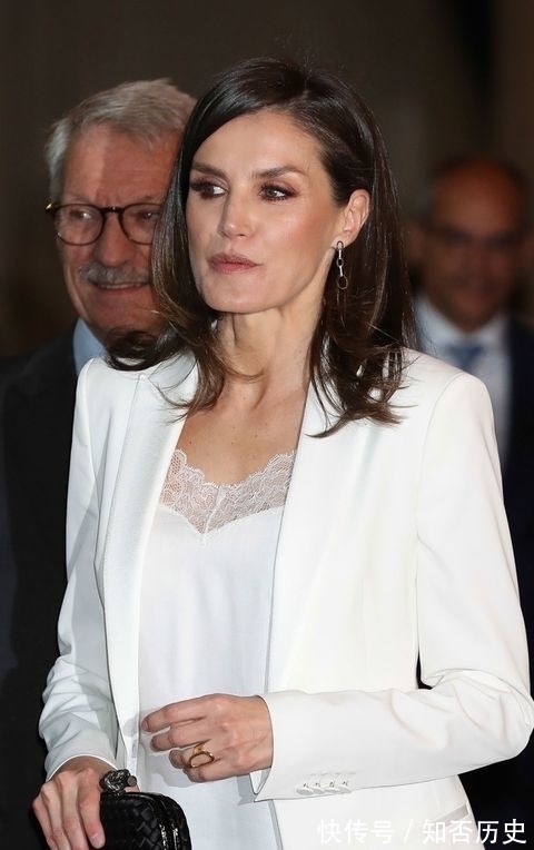 karen!莱蒂齐亚和她近几月不离手的神秘戒指:我终于知道是谁送给她的了