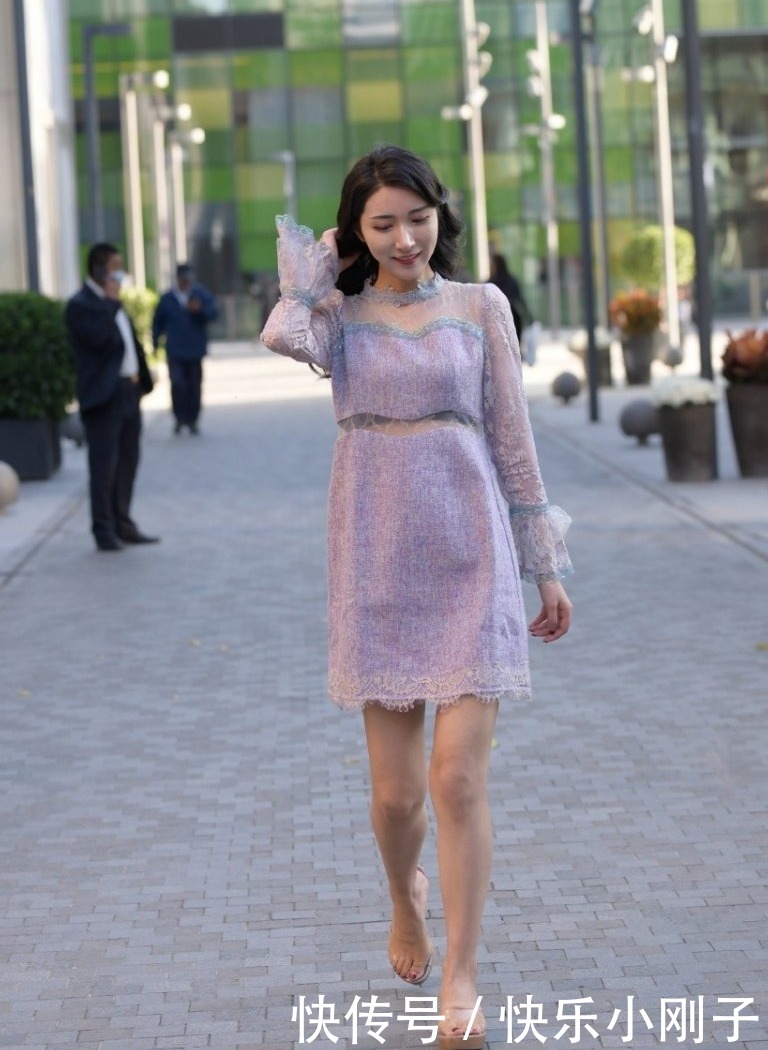 时髦姑娘这样穿,紫色连衣裙搭配蕾丝花纹,精致洋气