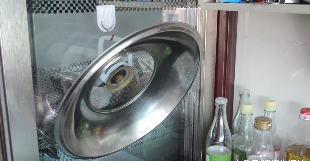 洗菜池边上放一个油桶提手, 作用太棒了, 解决了很多家庭的烦恼