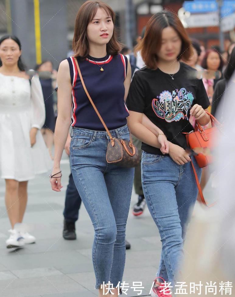 街拍：无袖上衣很有稳重气质, 搭配牛仔裤很有淑女气息