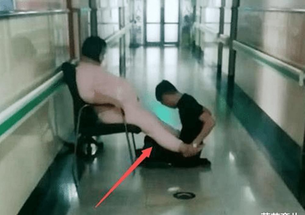 分娩|顺产妈妈“开指”慢,丈夫的举动堪称教科书,网友:百年一遇