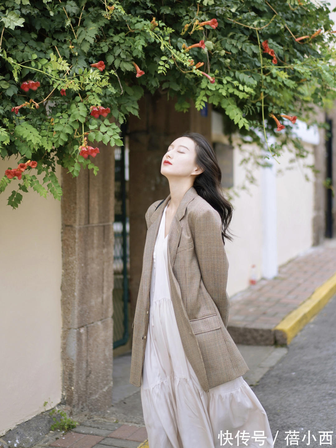 西装|奔三奔四的女人,秋天多穿西装外套,搭配连衣裙、半身裙都很高级