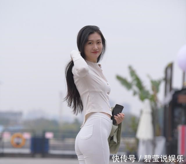 白色休闲裤简洁素雅,选择修身的款式,助你轻松演绎时尚靓丽美