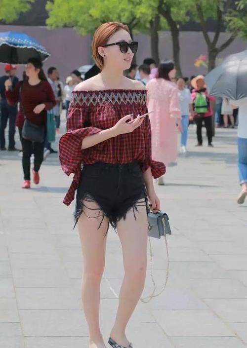 一字|时尚街拍一字肩这样搭配穿，不仅时尚大气，而且回头率飙升
