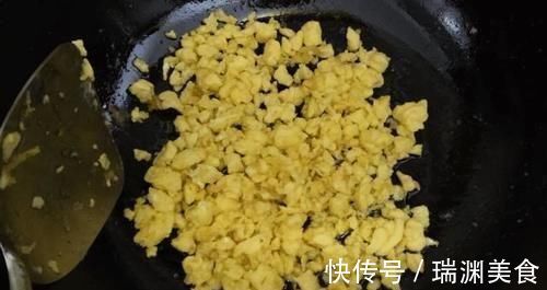 拌韭菜馅有窍门,老师傅:这4种调料别乱加,韭菜鲜香嫩滑不出水