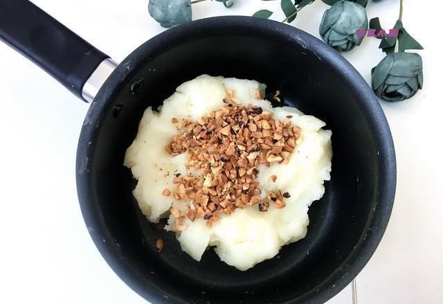 好吃|家有剩余的巧克力吗给孩子做个漂亮的巧克力奶球吧,简单好吃