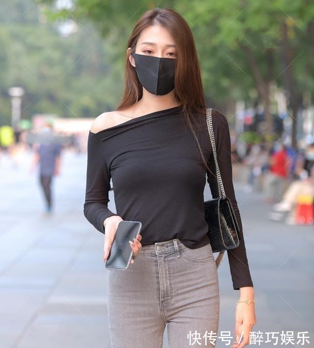 腰线 黑色一字肩长袖搭配灰色紧身打底裤,凸显腰线,穿出最好的效果!