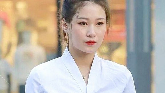 职业装|女性超美的职业装, “一步裙”配白色衬衫, 干净又干练
