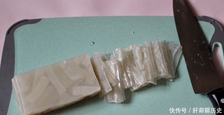  做猪皮冻时，不能直接焯水！多做1步，晶莹剔透，爽滑Q弹，没腥味