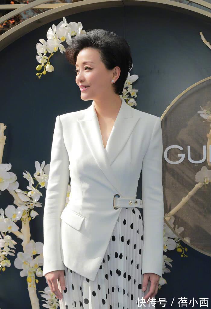 西装|杨澜穿衣从不“装嫩”,穿黑西装内搭白衬衫,骨子里透着高级感