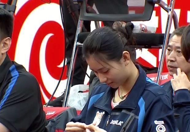 国乒|国乒第一美女出炉!19岁神似袁咏仪,合影挨近樊振东:郎才女貌