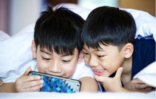 生长发育|儿科专家:睡前2个坏习惯,是孩子身高的“拦路虎”,尽早杜绝