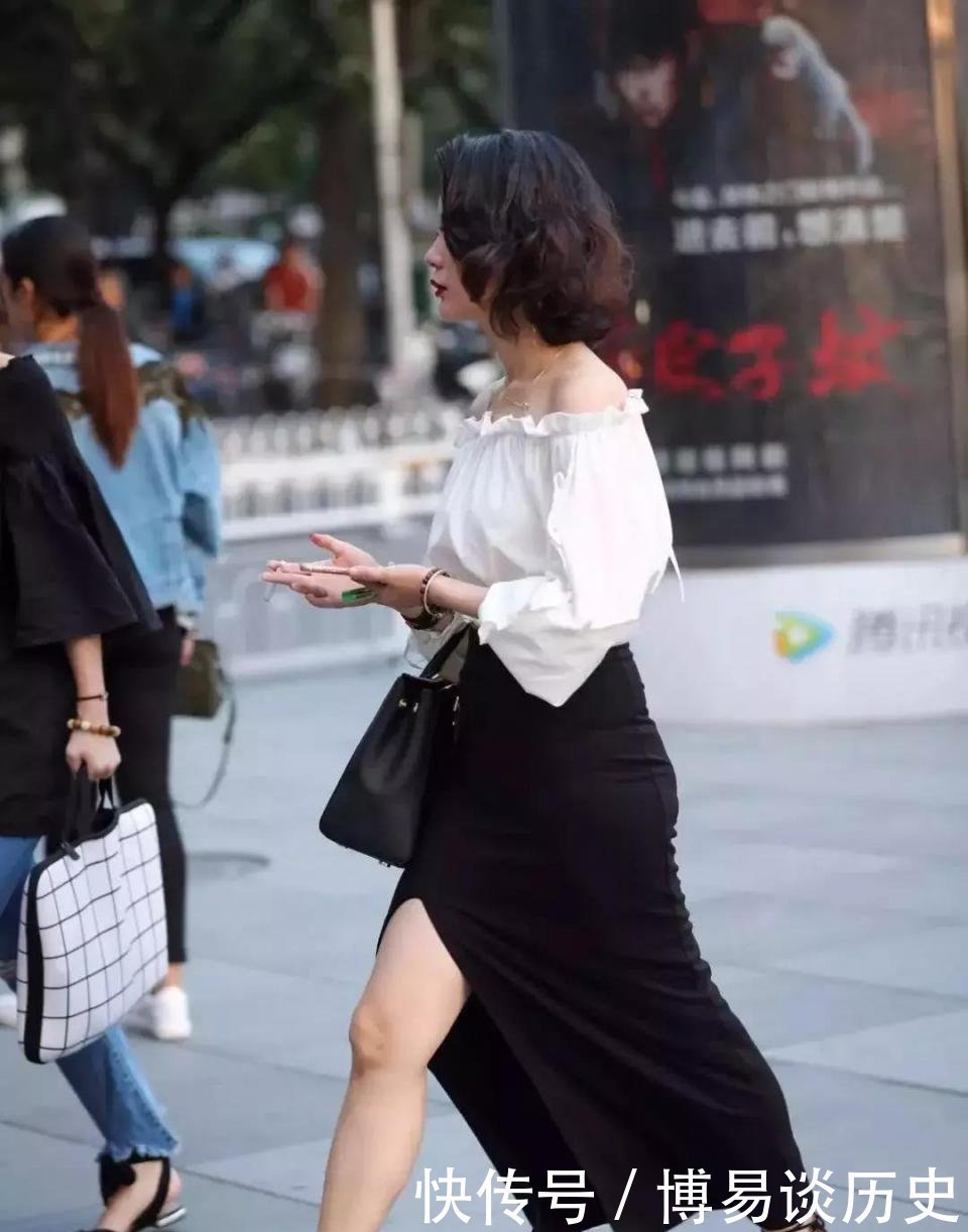 成熟|街拍烈焰红唇,雪肤花貌,穿黑开叉裙成熟姐姐,时髦的大卷发