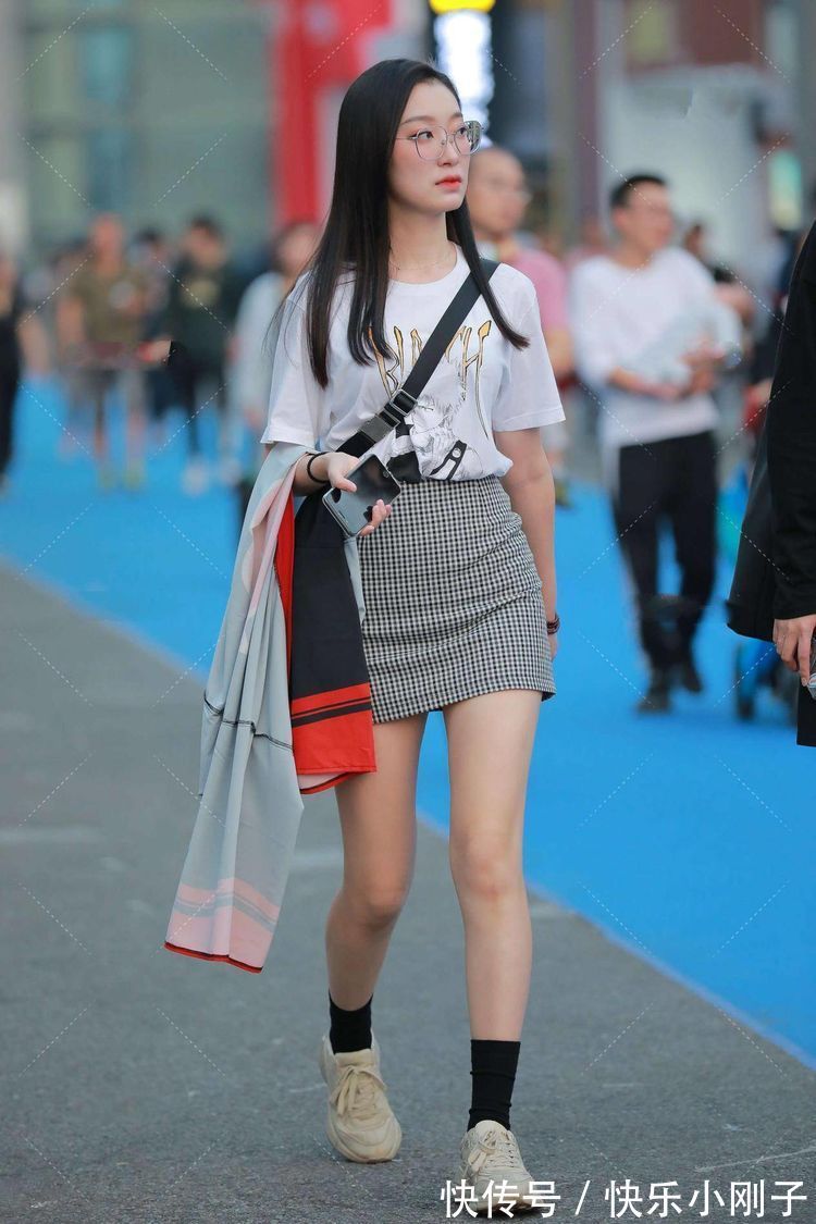 短袖 白色的短袖衫清新又显气质，高挑美丽又显清新