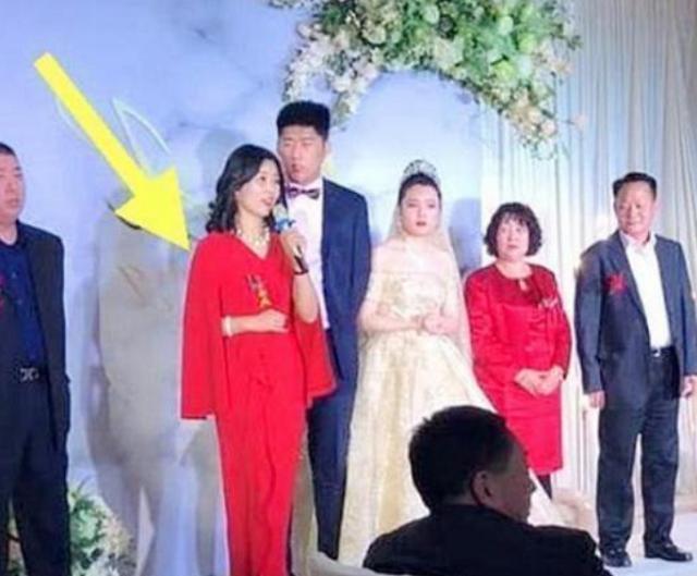 婚宴 高气质婆婆婚礼上成“焦点”,引人注目,新娘板着脸:谁才是主角