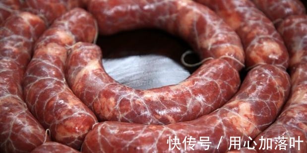 灌香肠时,肉不需要马上腌!要想不发霉,变香入味,这2步不可少!