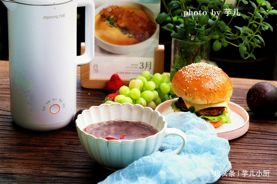 女人要漂亮多喝三黑米糊，做法简单快捷，香浓好喝，补肾乌发又养