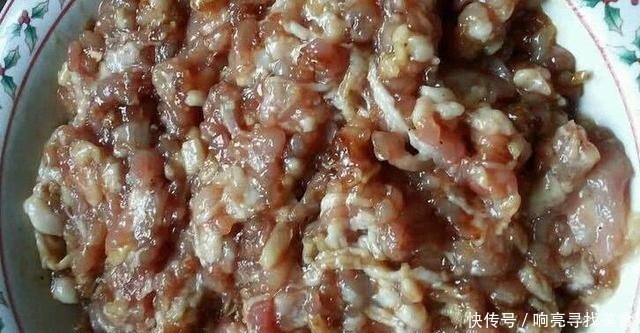 父亲用40年的老方法炸藕盒,一个小技巧,藕盒外酥里鲜,香而不腻