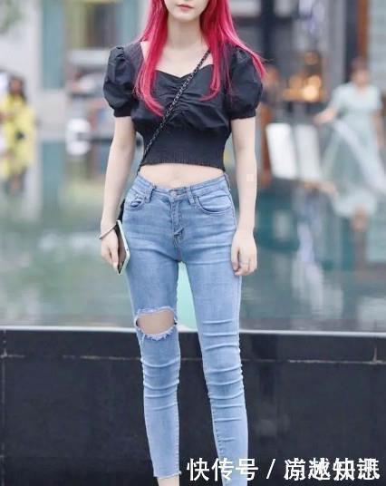 泡泡袖上衣,搭配洗水白牛仔裤,打造酷感十足的高街风范