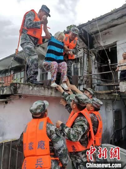 强降水|安徽淮南：暴雨突袭引发严重内涝，民兵应急分队紧急转移群众500余人