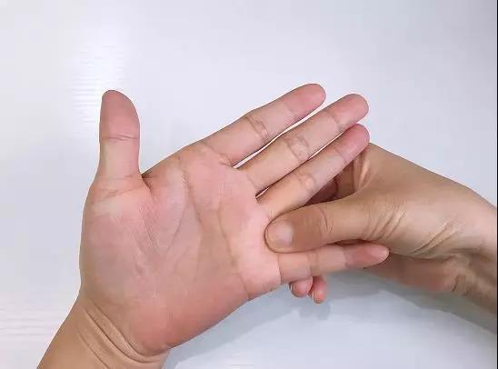 咳嗽|咳嗽不停，把这里的结节揉开，就能止咳平喘，大人小孩都适用