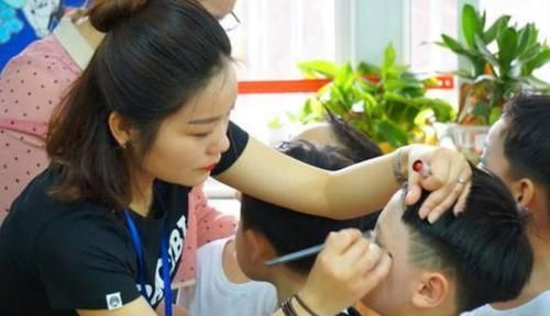 坦言|幼儿园老师坦言别让孩子穿这3种衣服来上学,好看却容易出问题