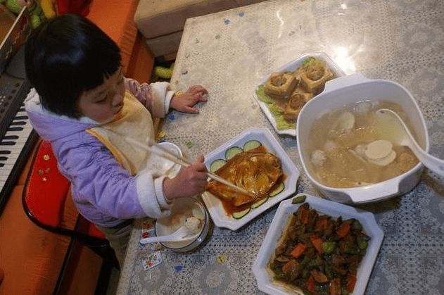 妈妈|儿科医生:两种汤别再给娃喝了,不仅容易积食,还不利于孩子长个