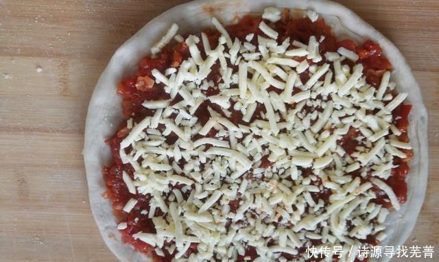 浓郁|手把手教你做腊肠披萨,浓郁的芝士味道,一口树莓