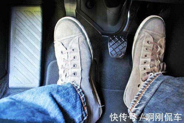 拖鞋 开车该穿什么鞋?这些法规中明令禁止的鞋你有穿吗?