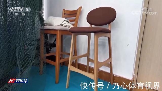特制|郎平的特制椅子让人泪崩,60岁还想当陪打