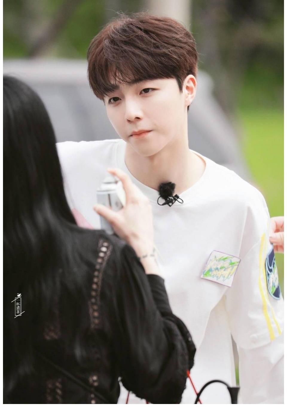 陳立農|奶黃包陳立農開工錄制新一期節目 粉嫩嘴巴和白嫩臉蛋看起來都很好親