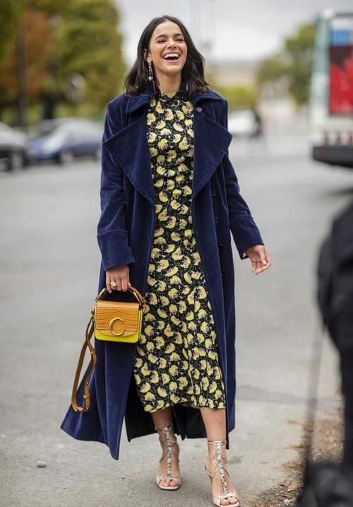 女人怎么穿才洋气？试试“大衣＋针织裙”，时髦减龄两不误