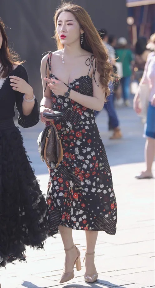 长得很美很动人的性感美女，令人眼前一亮