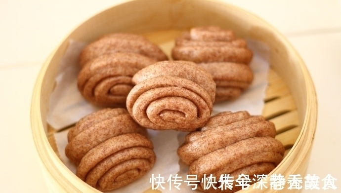 只需一根筷子,轻松做出层次分明,松软香甜的花卷,家人特爱吃