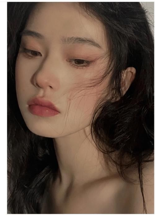 最近很火的氛围感妆容如何解锁？教你2招，秒变“氛围感美女”