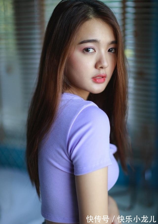 身材|省布料的小背心搭配宽松牛仔裤,秀出小姐姐的身材,也穿出了个性