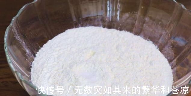 老公|开水一烫，个个鼓大泡！教你面粉新做法，老公孩子天天嚷着吃不腻