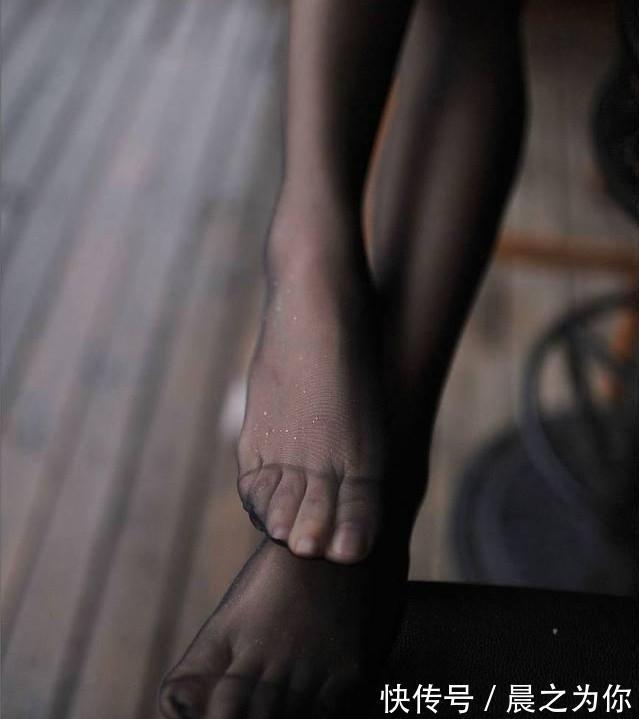 百搭 个性优雅高跟鞋搭配丝袜,尖头细跟的设计,让双脚看起来更加修长!