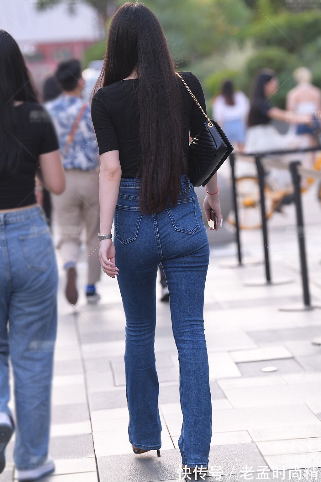 高挑|初秋的牛仔直筒裤穿搭,配黑色短袖衫,简约显瘦又美的高挑