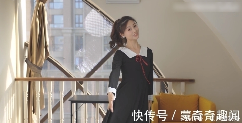 JK|45岁母亲穿JK制服陪儿子逛漫展,拍视频大跳书记舞,评论一众清奇