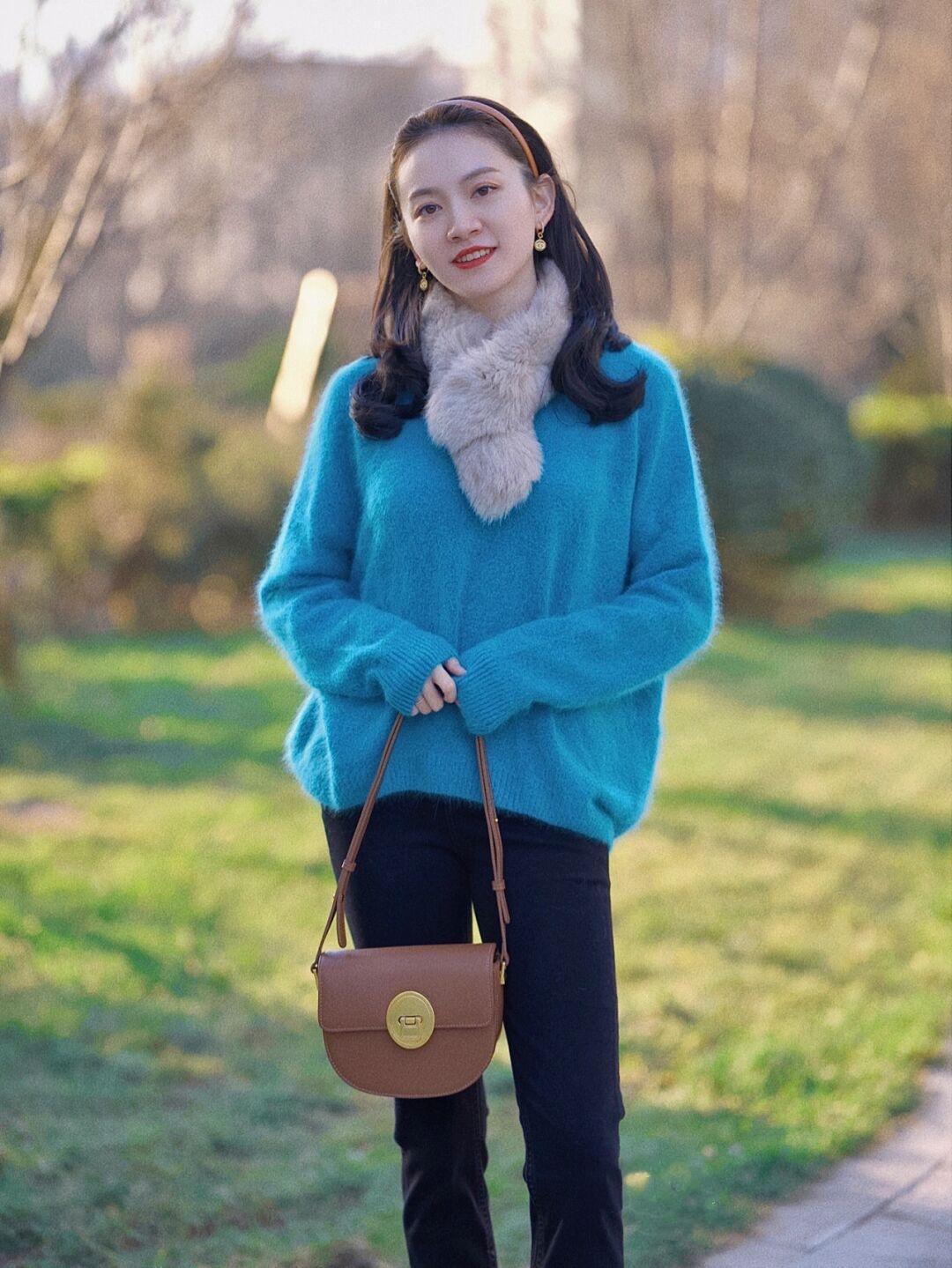 搭配 看了这位姐姐的搭配,才知道“毛衣”的时尚,基础款穿出高级感
