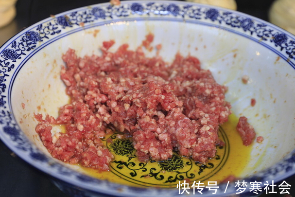 肉馅|调肉馅时，最忌放料酒去腥，大厨教你一招，肉馅鲜嫩多汁，没腥味