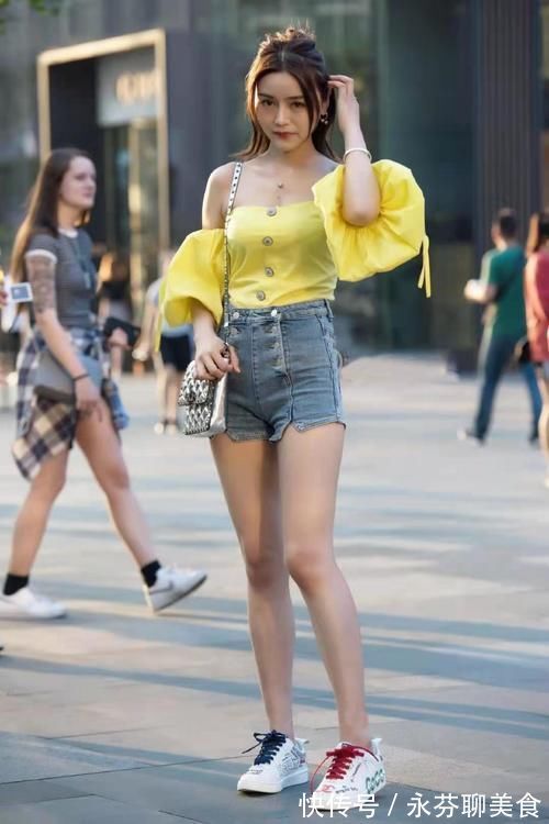 一字肩 基础款怎么穿才好看?用牛仔短裤搭配迷人的一字肩,轻松提升气质